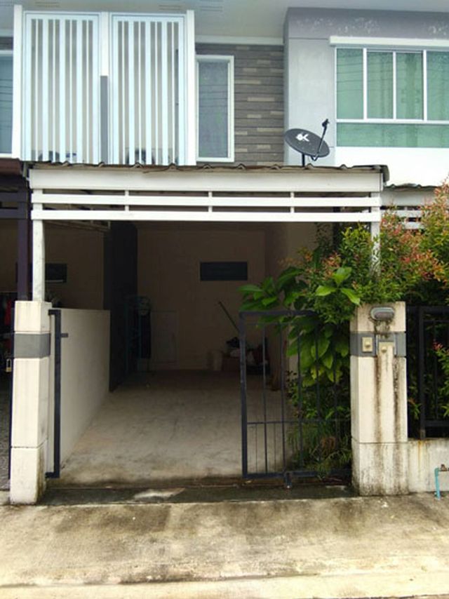 6A120329 ให้เช่าทาวน์เฮาส์ 2 ชั้น 3 ห้องนอน 2 ห้องน้ำ ราคาเช่าเดือนละ 10,000 บาท