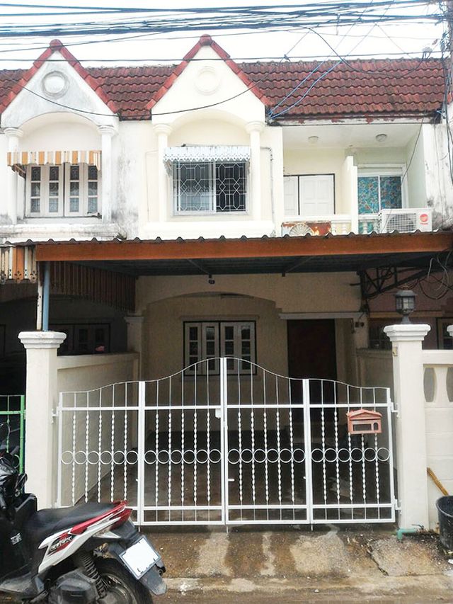 6A100704 ให้เช่าทาวน์เฮ้าส์ 2 ชั้น  2 ห้องนอน 2 ห้องน้ำ พื้นที่ 21 ตรว.