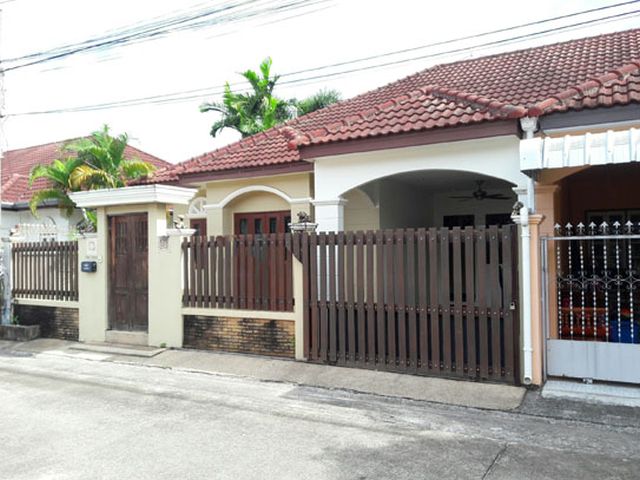 6A90571 ให้เช่าบ้านแฝดชั้นเดียวมีรั้ว 3 ห้องนอน 2 ห้องน้ำ พื้นที่ 37 ตรว.