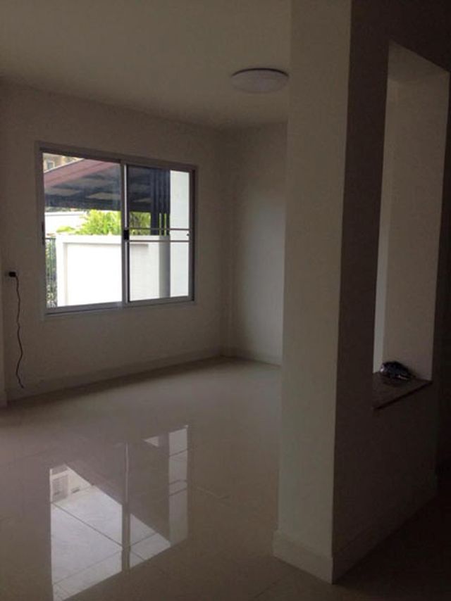 6A100725 ให้เช่าทาวน์เฮาส์ 2 ชั้น 3 ห้องนอน 2 ห้องน้ำ ราคาเช่าเดือนละ 12,000 บาท