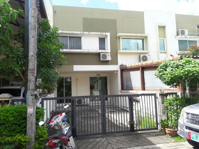 6A100717 ให้เช่าทาวน์เฮาส์ 2 ชั้น 2 ห้องนอน 2 ห้องน้ำ ราคาเช่าเดือนละ 12,000 บาท