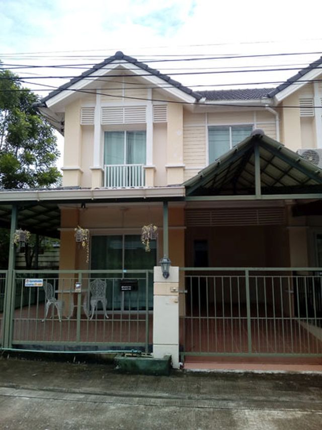 6A120342 ให้เช่าทาวน์เฮาส์ 2 ชั้น 3 ห้องนอน 2 ห้องน้ำ ราคาเช่าเดือนละ 20,000 บาท