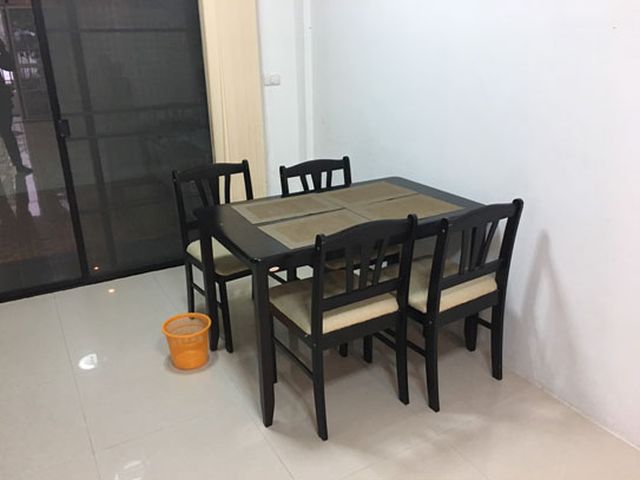 6A111091 ให้เช่าทาวน์เฮาส์ 2 ชั้น 2 ห้องนอน 2 ห้องน้ำ ราคาเช่าเดือนละ 12,000 บาท