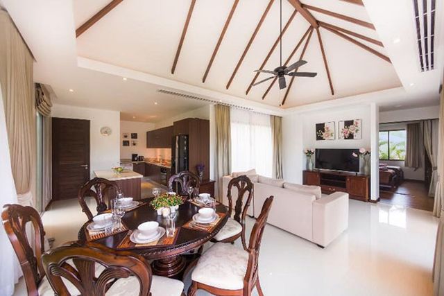 6C80128 ขายบ้านเดี่ยวหลายหลังพร้อมสระว่ายน้ำ 3 หลัง 9 ห้องนอน 12 ห้องน้ำ