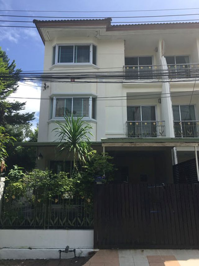 6A100771 ให้เช่าทาวน์เฮาส์ 3 ชั้น 3 ห้องนอน 3 ห้องน้ำ ราคาเช่าเดือนละ 12,000 บาท