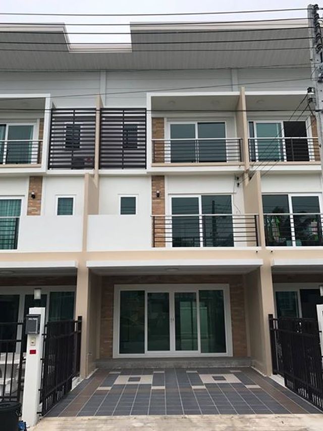 6A90649 ให้เช่าทาวน์เฮ้าส์ 3 ชั้นในโครงการ พื้นที่ 178 ตรม. 4 นอน 3 น้ำ.