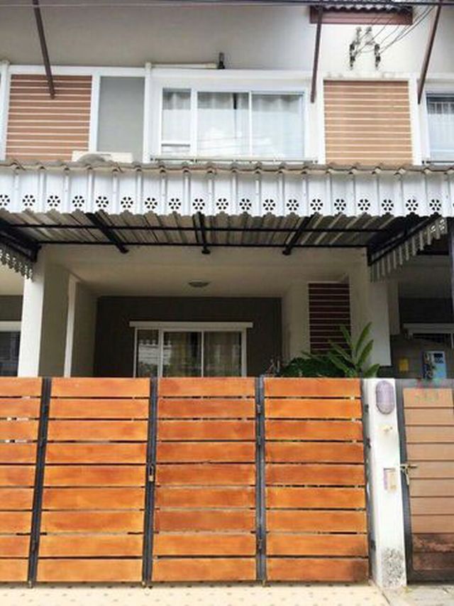 6A111128 ให้เช่าทาวน์เฮ้าส์ 2 ชั้น พื้นที่ 22.50 ตรว. 2 นอน 2 น้ำ.