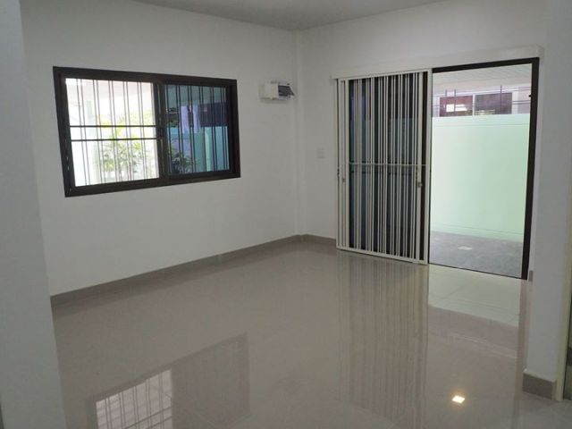 6A40252 ให้เช่าทาวน์เฮ้าส์ชั้นเดียวบรรยากาศดีน่าอยู่เดือนละ 10,000 บ.