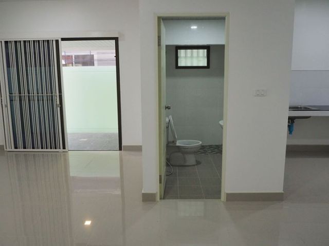 6A40252 ให้เช่าทาวน์เฮ้าส์ชั้นเดียวบรรยากาศดีน่าอยู่เดือนละ 10,000 บ.