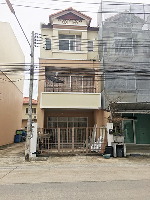 6A111154 ให้เช่าทาวน์โฮมสามชั้น 4 ห้องนอน 3 ห้องน้ำ ราคา 18,000 บาทต่อเดือน