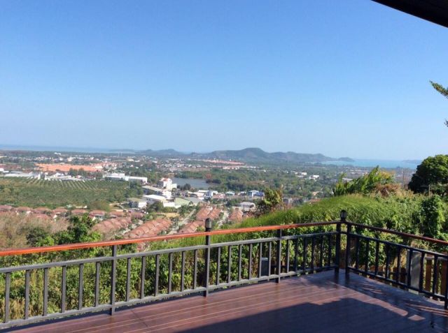 บ้านพักตากอากาศ วิวสวย ริมเขา พร้อมสัมผัสธรรมชาติที่เงียบสงบ เป็นส่วนตัว