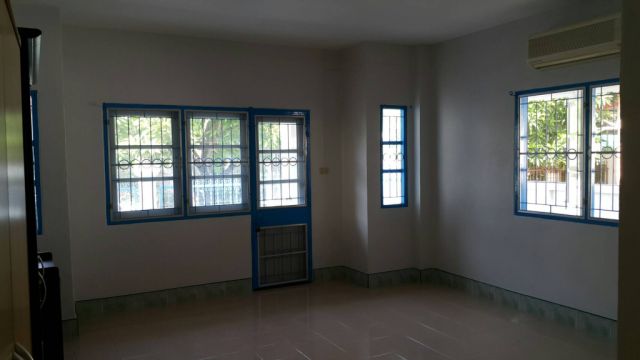 ทาวน์เฮ้าส์ชั้นเดียว 3ห้องนอน 2ห้องน้ำ ว่างให้เช่า 12000 บาทต่อเดือนเท่านั่น