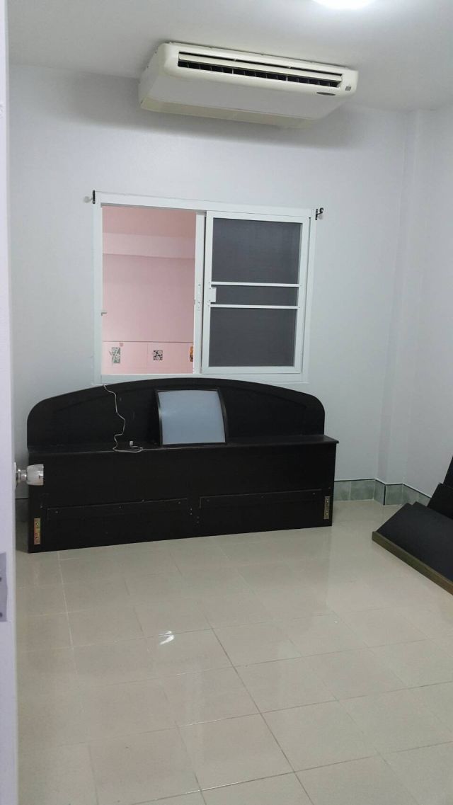 ทาวน์เฮ้าส์ชั้นเดียว 3ห้องนอน 2ห้องน้ำ ว่างให้เช่า 12000 บาทต่อเดือนเท่านั่น