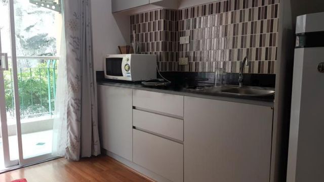 6A100852 ให้เช่าคอนโดบรรยากาศร่มรื่น เงียบสงบ ระเบียงหลังห้องเป็นวิวภูเขา.