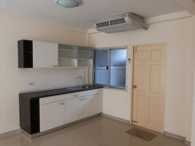 6A100853 ให้เช่าทาวโฮมสามชั้น 3ห้องนอน 3ห้องน้ำ ราคา 12000บ.ต่อเดือน