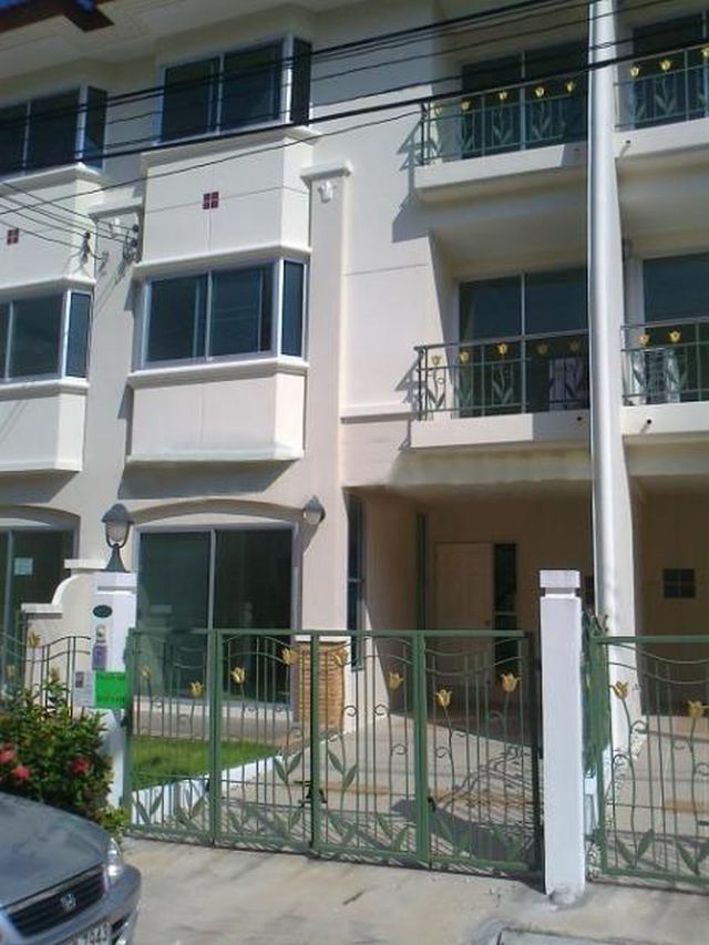 6A100853 ให้เช่าทาวโฮมสามชั้น 3ห้องนอน 3ห้องน้ำ ราคา 12000บ.ต่อเดือน