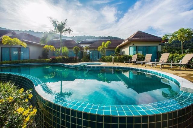 ขายบ้านเดี่ยว3หลังพร้อมสระว่ายน้ำ พื้นที่ 190 ตรว.