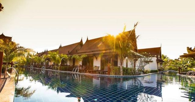 6C20008 ขายพูลวิลล่า ราคา 600 ล้านบาท ตั้งอยู่ใกล้หาดในยาง มีทิวทัศน์ธรรมชาติ.