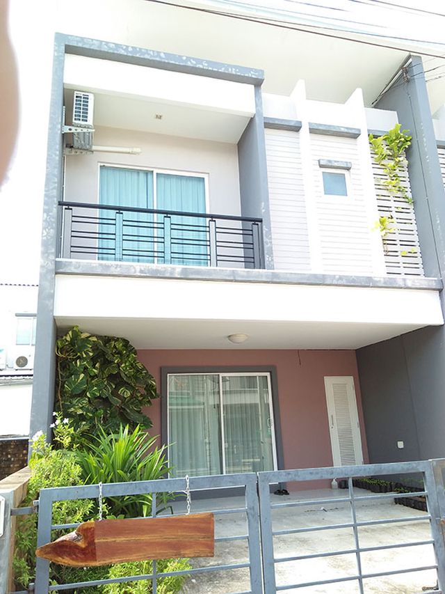 6A111225 ให้เช่าทาวน์เฮ้าส์ 2 ชั้น พื้นที่ 22.5 ตารางวา มี 3 ห้องนอน 2 ห้องน้ำ