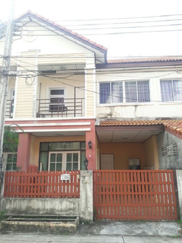 6A90574 ให้เช่าทาวน์เฮาส์ 2 ชั้น 3 ห้องนอน 2 ห้องน้ำ ใกล้โรงพยาบาลสิริโรจน์