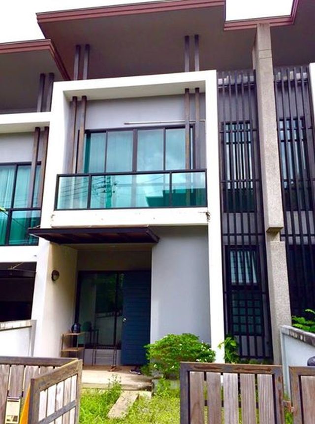 6A100890 ให้เช่าทาวน์เฮ้าส์ 2 ชั้น 2 ห้องนอน 2 ห้องน้ำ พื้นที่ 21 ตรว.