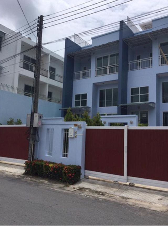 6A90693 ให้เช่าทาวน์โฮมส์หลังใหญ่ 3 ชั้น 3 ห้องนอน 3 ห้องน้ำ