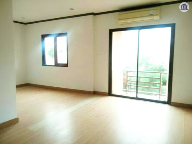 ขายด่วนๆ ทาวน์โฮม 3 ชั้น ไม่เคยเข้าอยู่ ใกล้วัดฉลอง โครงการ The Banyan Villa