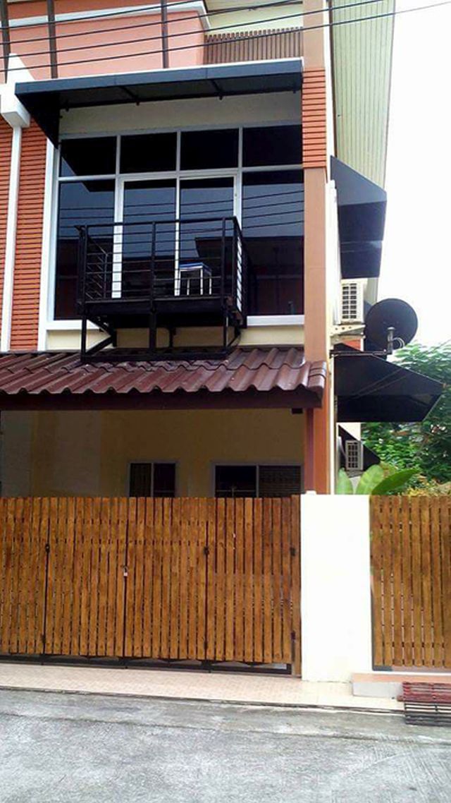 6A111290 ให้เช่าทาวน์เฮาส์ 2 ชั้น 2 ห้องนอน 2 ห้องน้ำ ราคาเช่าเดือนละ 16,000 บาท