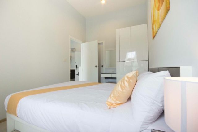 6A111399 ให้เช่าคอนโดใจกลางเมือง วิวสระว่ายน้ำ เดือนละ 10,000 บ.