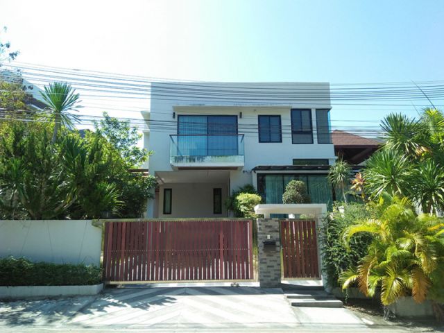 6A101037 ให้เช่าบ้านเดี่ยว 2 ชั้นหลังใหญ่ 3 ห้องนอน พร้อมเฟอร์นิเจอร์ครบ.