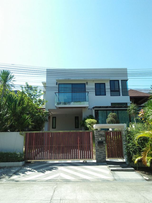 6A101037 ให้เช่าบ้านเดี่ยว 2 ชั้นหลังใหญ่ 3 ห้องนอน พร้อมเฟอร์นิเจอร์ครบ.