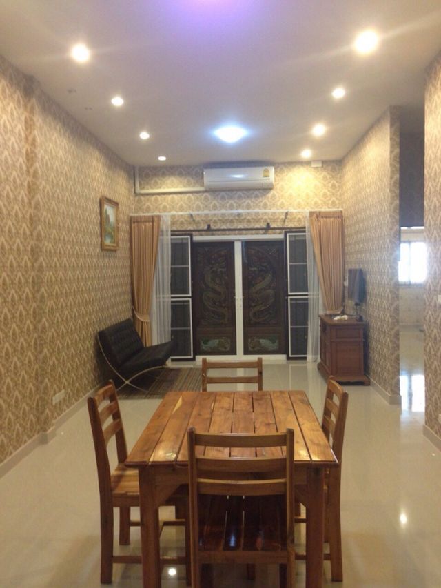 6A111407 ให้เช่าบ้านแฝดชั้นเดียว 2 ห้องนอน 2 ห้องน้ำ เดือนละ 20,000 บาท