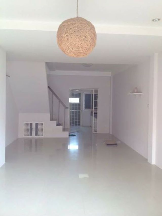 6A111423 ให้เช่าทาวน์เฮ้าส์ 2 ชั้น 2 ห้องนอน 2 ห้องน้ำ พื้นที่ 25 ตรว.