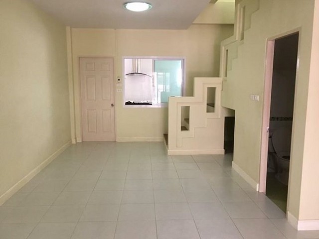 6A101077 ให้เช่าทาวน์เฮ้าส์ 2 ชั้น 2 ห้องนอน 2 ห้องน้ำ พื้นที่ 19 ตรว.