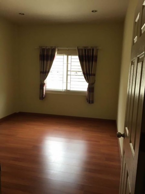 6A101077 ให้เช่าทาวน์เฮ้าส์ 2 ชั้น 2 ห้องนอน 2 ห้องน้ำ พื้นที่ 19 ตรว.