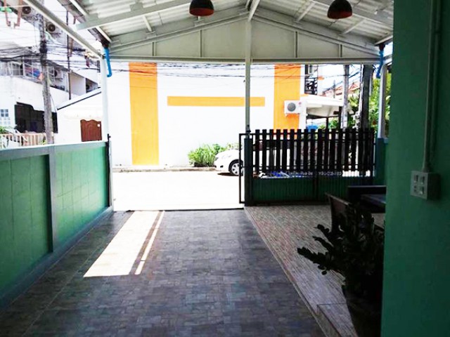 6A90816 ให้เช่าทาวน์เฮ้าส์ 2 ชั้น 3 ห้องนอน 2 ห้องน้ำ พื้นที่ 30 ตรว.