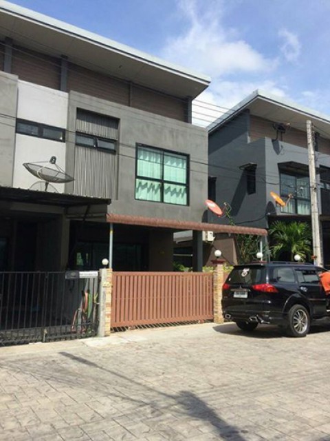 6A111485 ให้เช่าทาวน์เฮาส์ 2 ชั้น 2 ห้องนอน 2 ห้องน้ำ ราคาเช่าเดือนละ 16,000 บาท