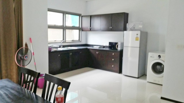 6A90828 ให้เช่าทาวน์เฮ้าส์ 2 ชั้นใจกลางเมือง พื้นที่ 25 ตรว. 3 นอน 2 น้ำ.