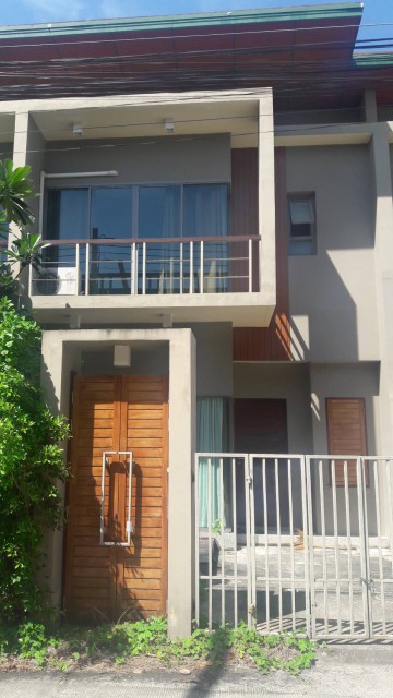 6A90828 ให้เช่าทาวน์เฮ้าส์ 2 ชั้นใจกลางเมือง พื้นที่ 25 ตรว. 3 นอน 2 น้ำ.