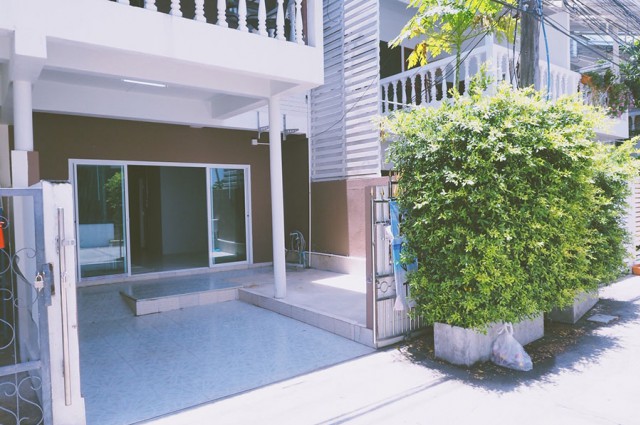 6A80385  ให้เช่าทาวน์เฮ้าส์ 2 ชั้น ไกล้ชายหาดย่านเศรษฐกิจ  พร้อมเฟอร์นิเจอร์ครบ