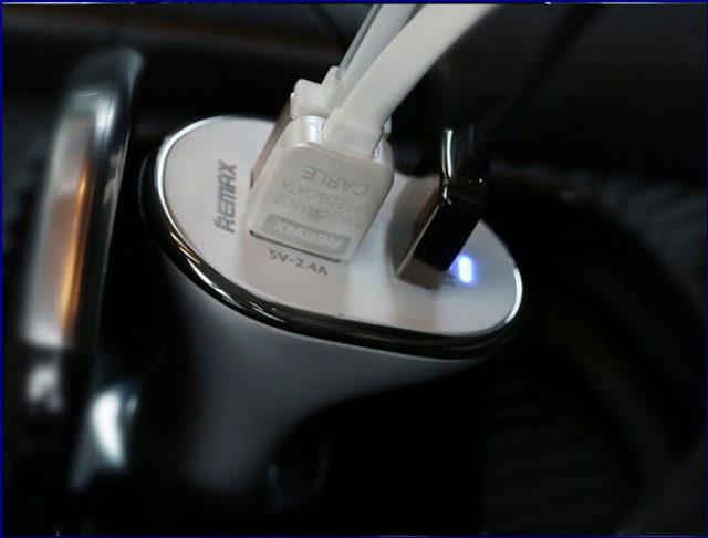 ที่ชาร์ตแบตในรถ ชาร์จได้ 3 เครื่องพร้อมกัน