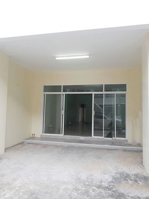 6A111515 ให้เช่าทาวน์โฮมสามชั้น 4 ห้องนอน 3 ห้องน้ำ ราคาเช่าเดือนละ 19,000 บาท