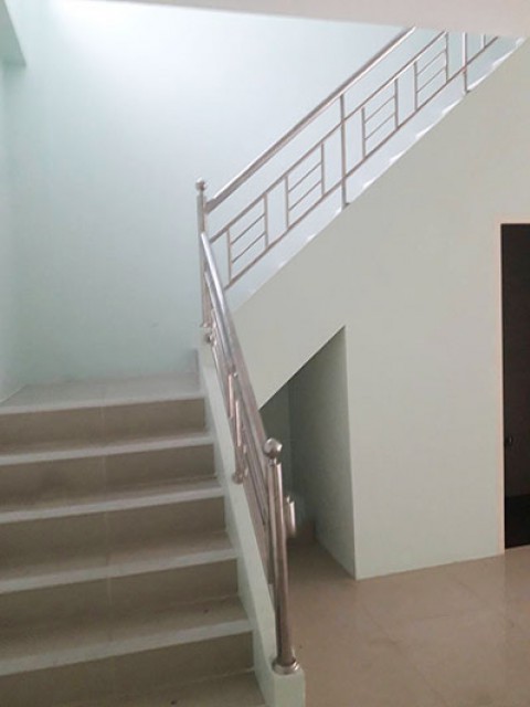 6A111515 ให้เช่าทาวน์โฮมสามชั้น 4 ห้องนอน 3 ห้องน้ำ ราคาเช่าเดือนละ 19,000 บาท