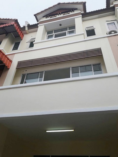 6A111515 ให้เช่าทาวน์โฮมสามชั้น 4 ห้องนอน 3 ห้องน้ำ ราคาเช่าเดือนละ 19,000 บาท