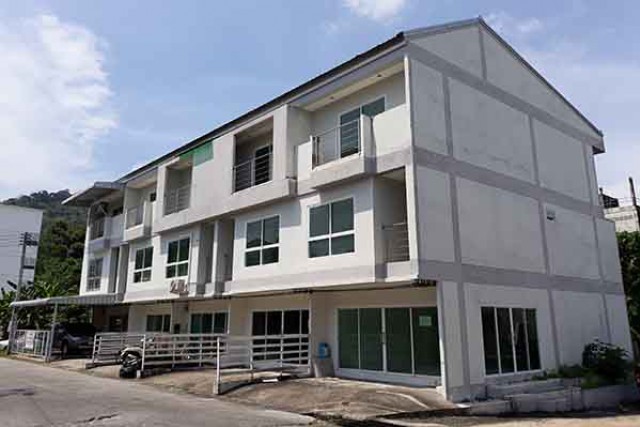 6A101162  ให้เช่าทาวน์เฮาส์ 3 ชั้น 5 ห้องนอน 4 ห้องน้ำ