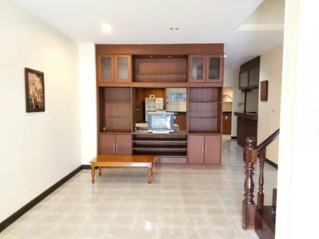 6A60152 ให้เช่าบ้านแฝดสองชั้น 2 ห้องนอน 3 ห้องน้ำ 150 ตรม. เดือนละ 19,000 บาท