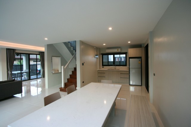 6A90901 ให้เช่าบ้านเดี่ยว 2 ชั้นสไตล์โมเดิร์น มีสระว่ายน้ำส่วนตัว.