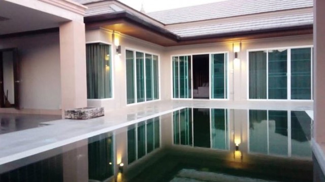 6A80443 ให้เช่าบ้านหรูพร้อมสระว่ายน้ำส่วนตัว เฟอร์นิเจอร์ครบน่าอยู่.