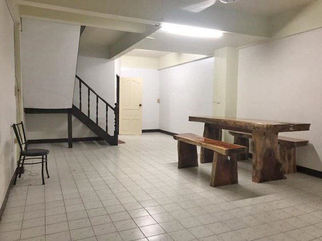 6A90930 ให้เช่าทาวน์เฮ้าส์ 2 ชั้น 2 ห้องนอน 2 ห้องน้ำ เดือนละ 10,000 บ.