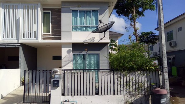 6A120526 ให้เช่าทาวน์เฮ้าส์ 2 ชั้น  พื้นที่ 30 ตารางวา มี 3 ห้องนอน 2 ห้องน้ำ